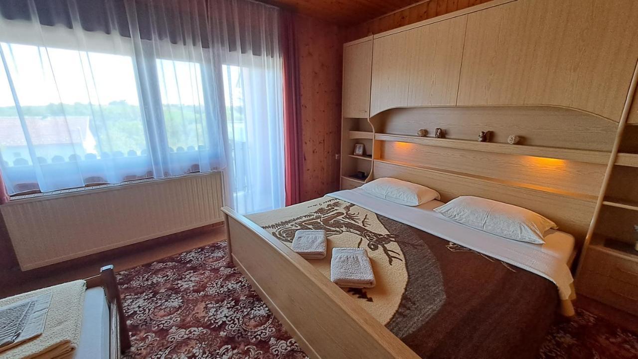 Family Puskaric Hotel Szluin Kültér fotó