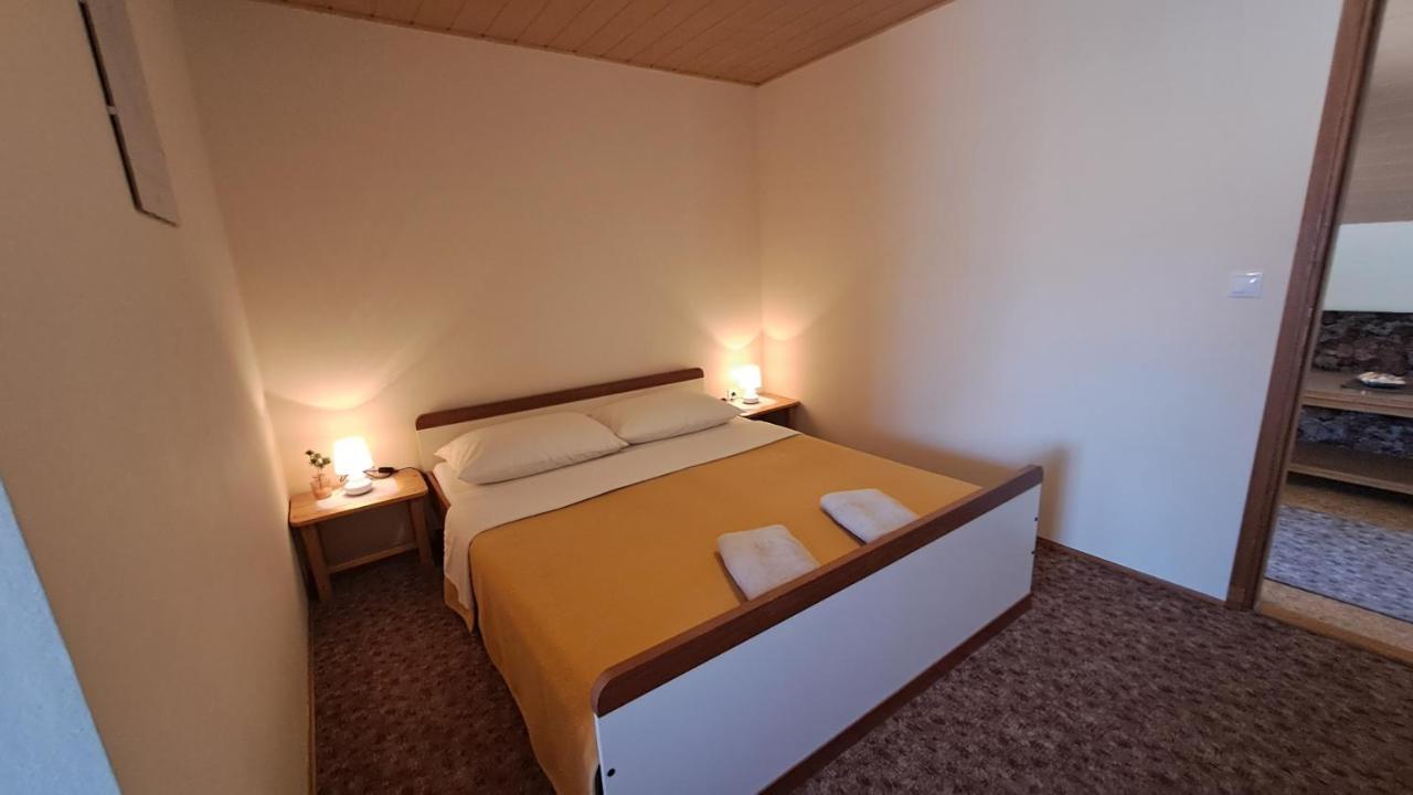 Family Puskaric Hotel Szluin Kültér fotó
