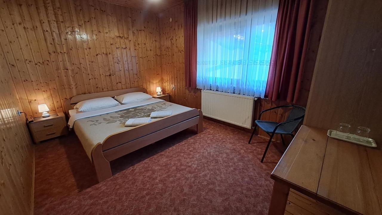Family Puskaric Hotel Szluin Kültér fotó