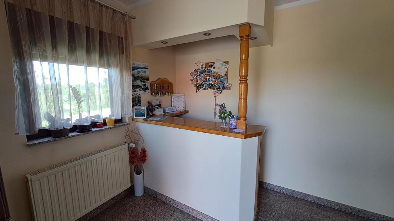 Family Puskaric Hotel Szluin Kültér fotó