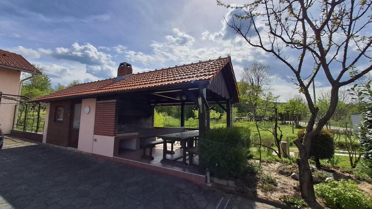 Family Puskaric Hotel Szluin Kültér fotó