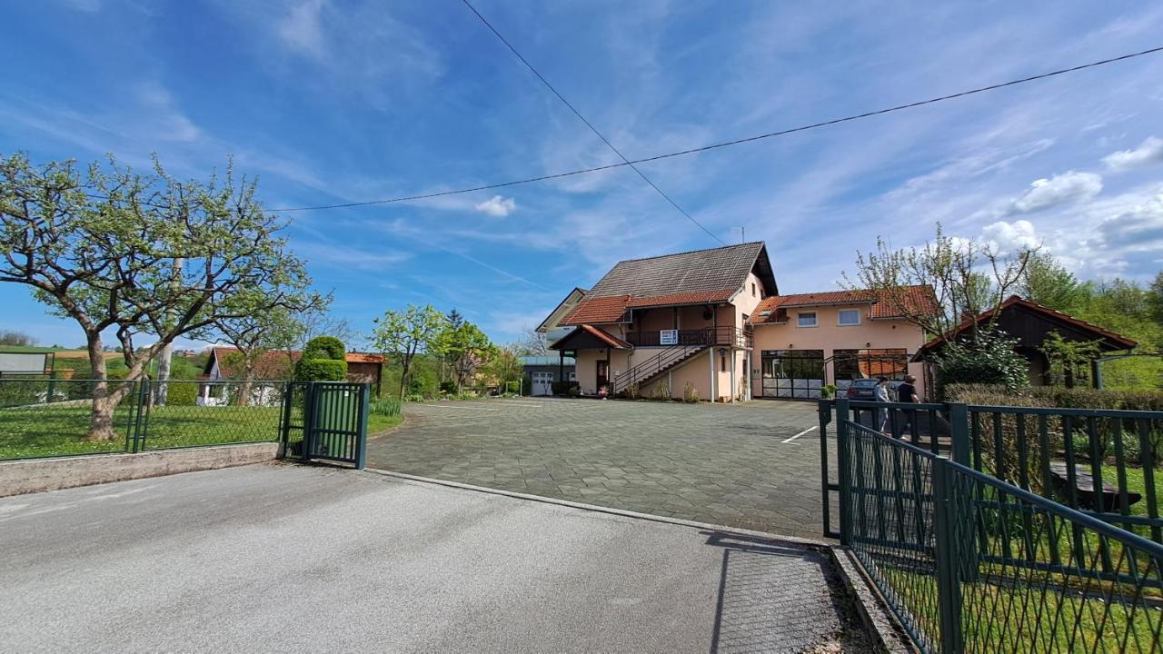 Family Puskaric Hotel Szluin Kültér fotó
