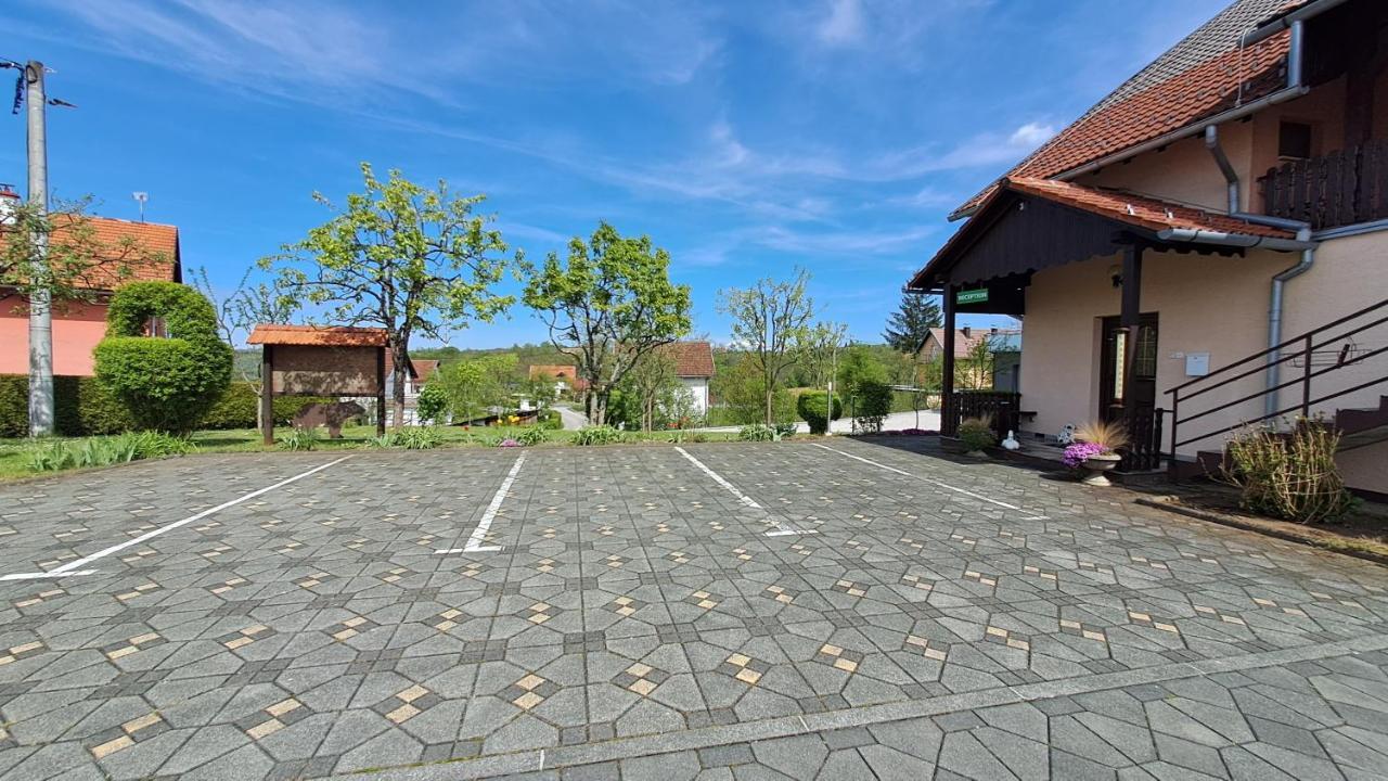 Family Puskaric Hotel Szluin Kültér fotó
