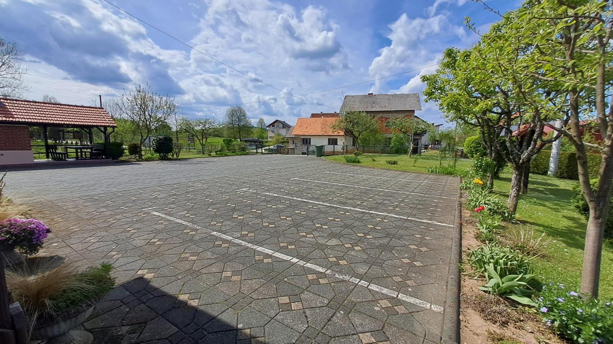 Family Puskaric Hotel Szluin Kültér fotó