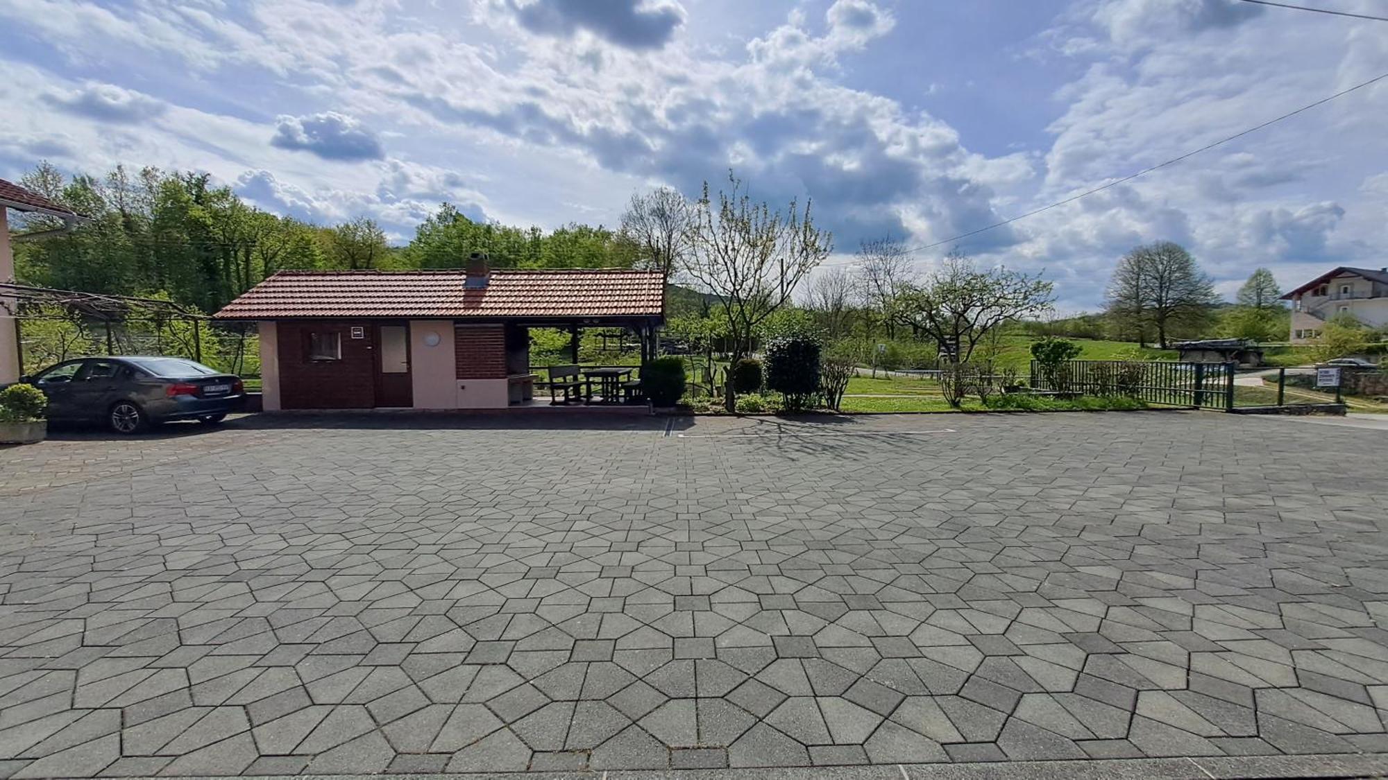 Family Puskaric Hotel Szluin Kültér fotó
