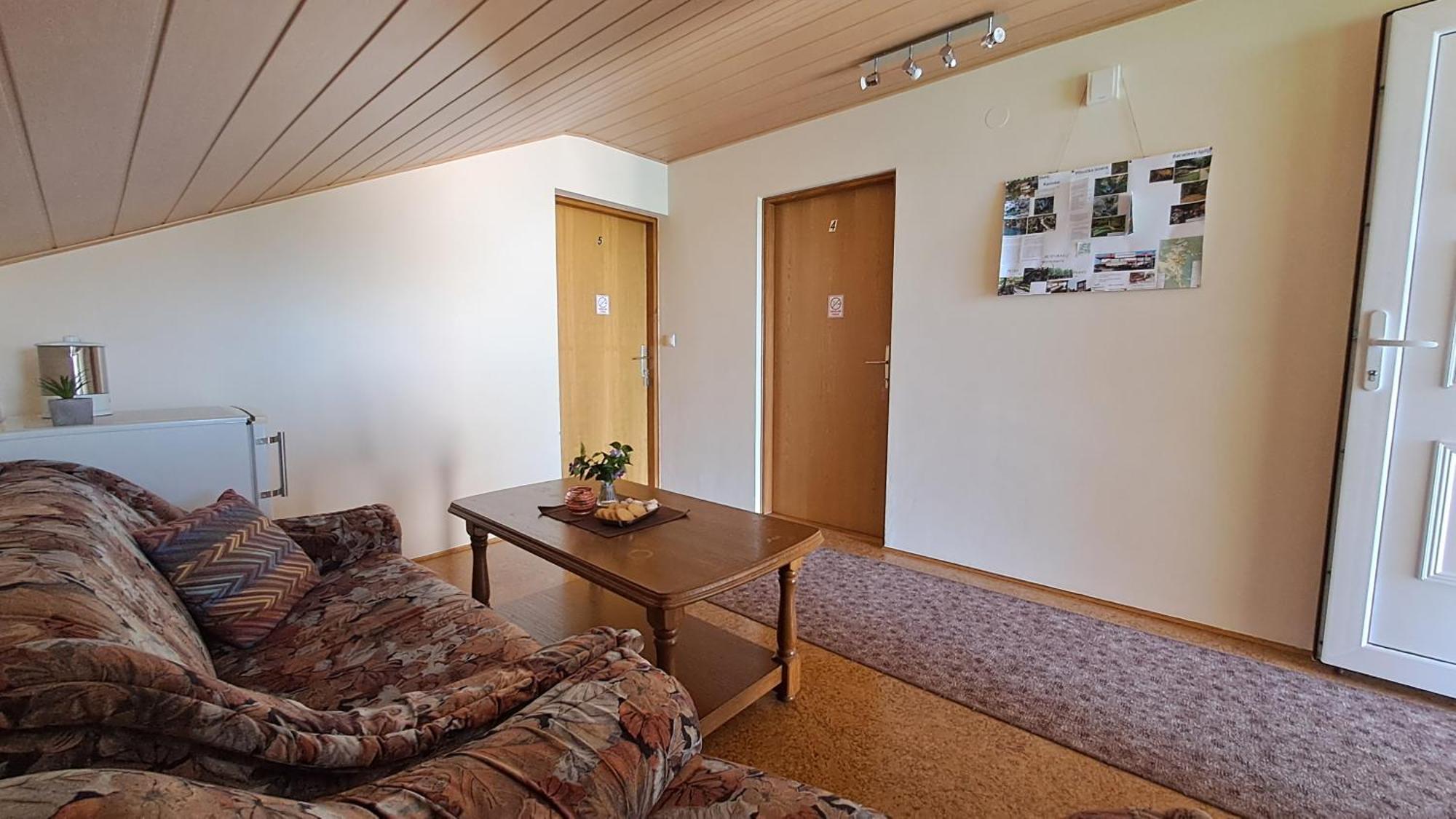 Family Puskaric Hotel Szluin Kültér fotó