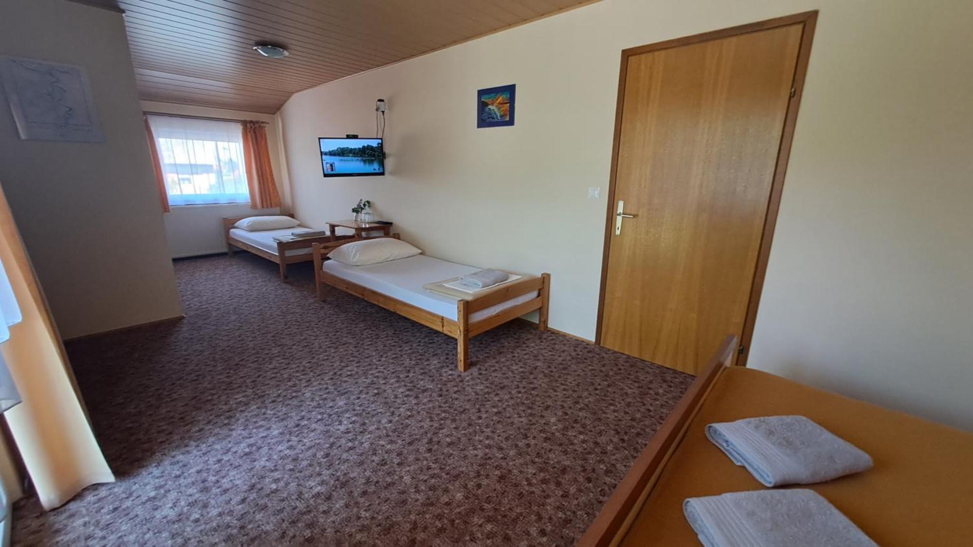 Family Puskaric Hotel Szluin Kültér fotó