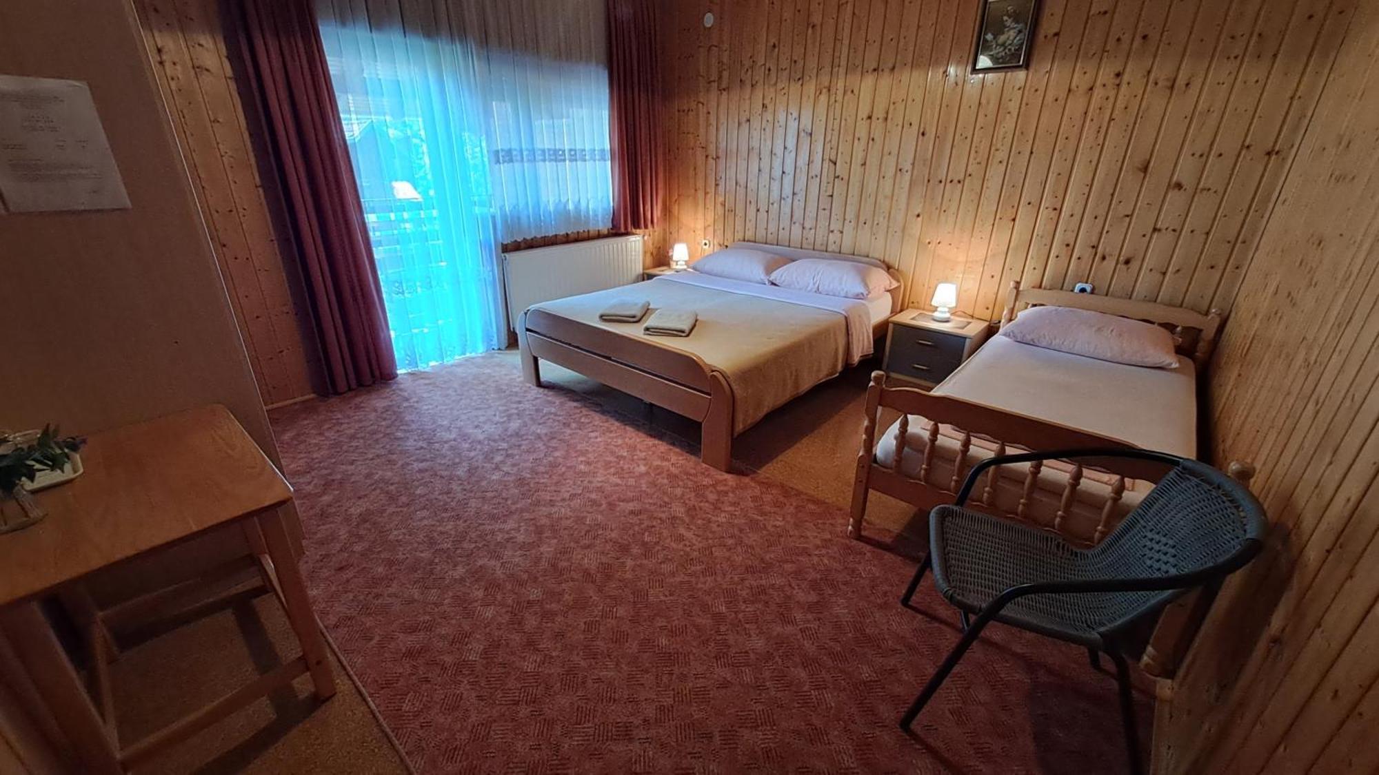Family Puskaric Hotel Szluin Kültér fotó