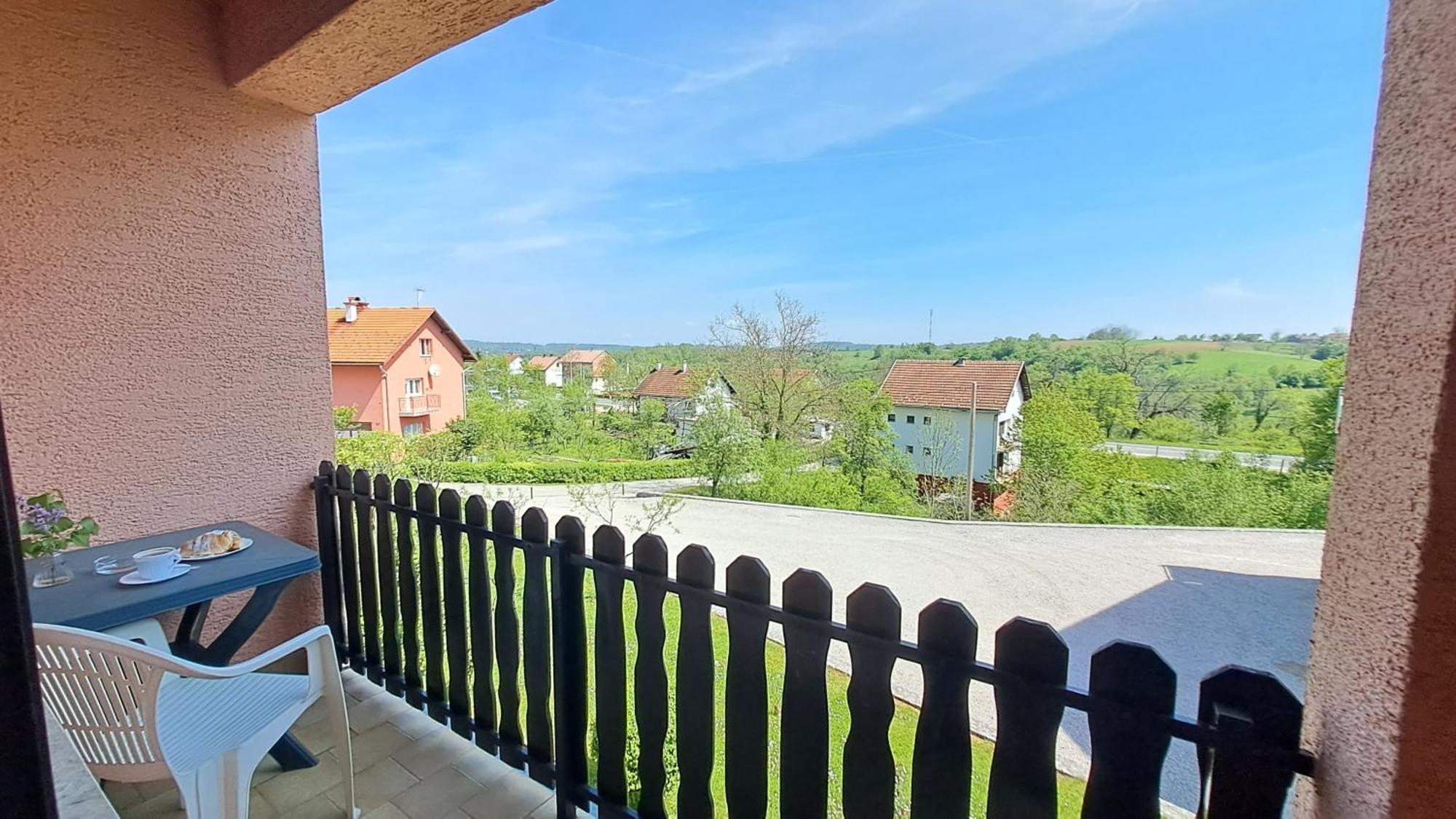 Family Puskaric Hotel Szluin Kültér fotó