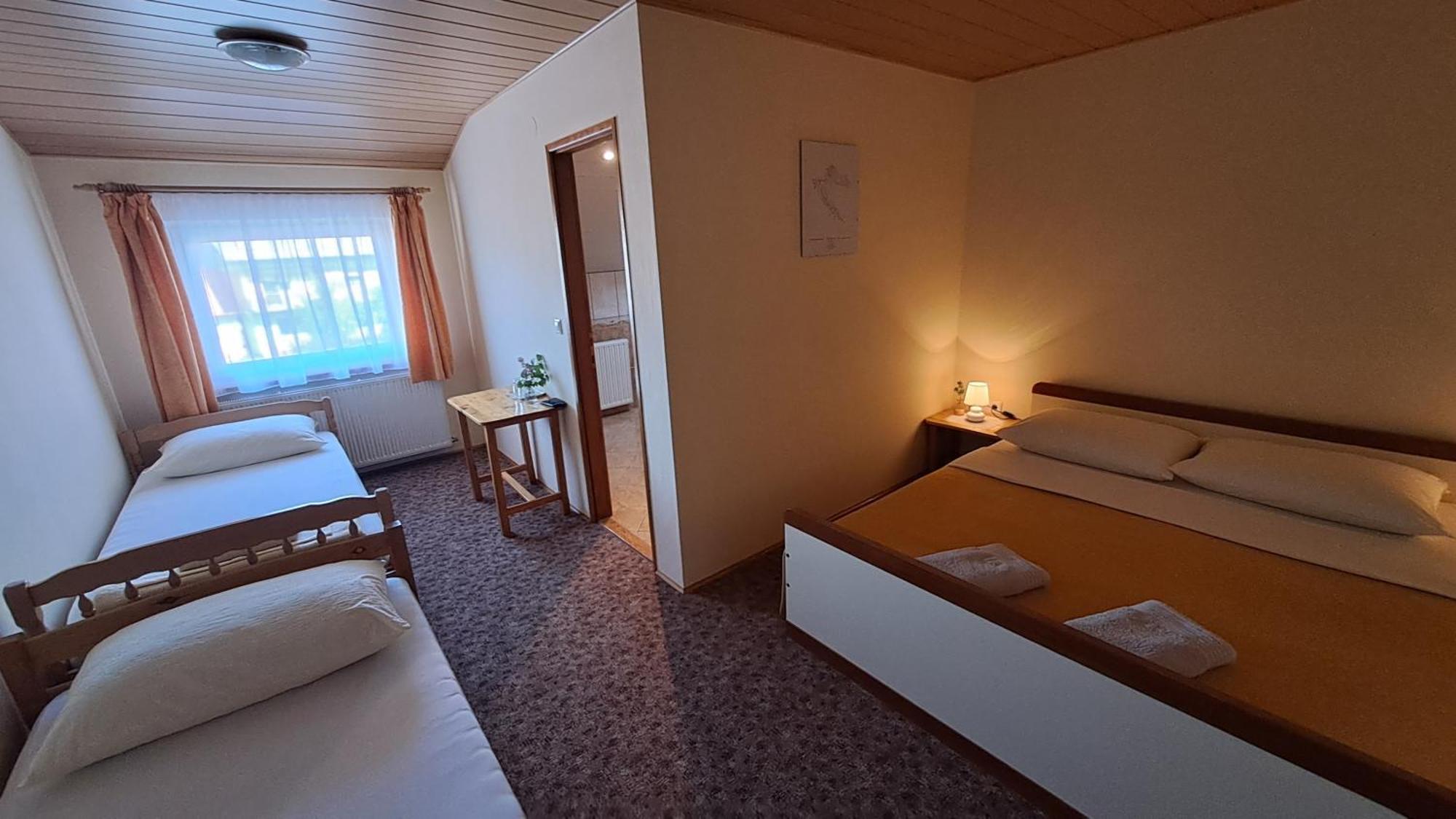 Family Puskaric Hotel Szluin Kültér fotó