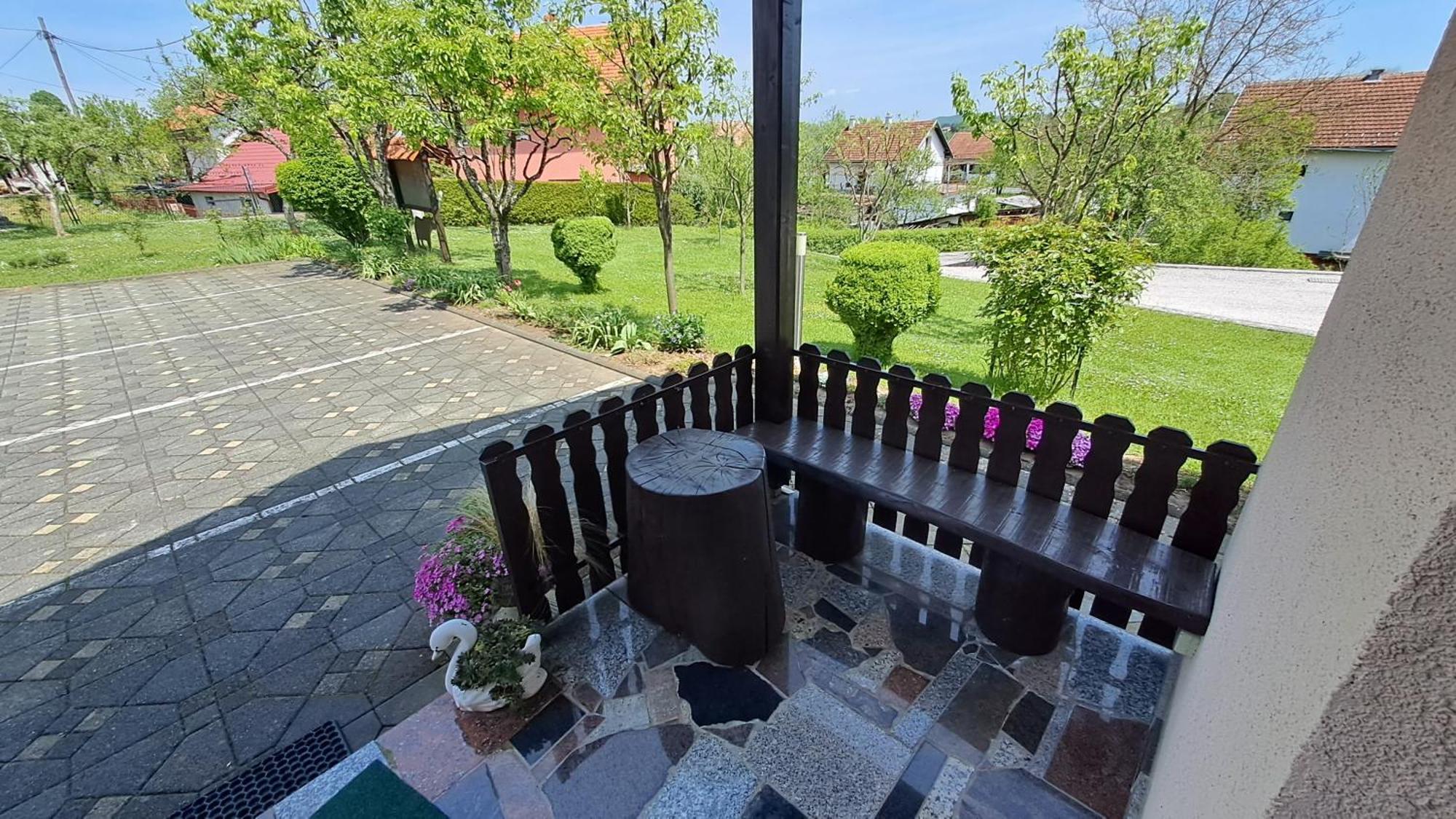 Family Puskaric Hotel Szluin Kültér fotó