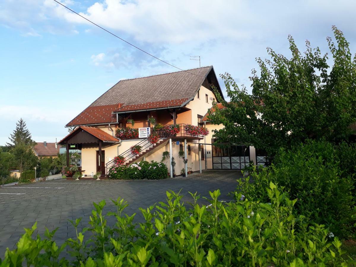 Family Puskaric Hotel Szluin Kültér fotó